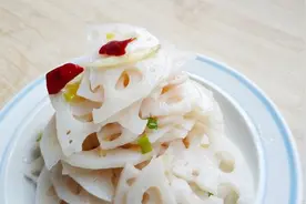 凉拌莲藕不脆还发黑？学会这两个窍门，藕片洁白还爽脆图片