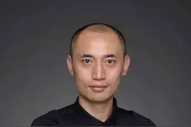 【龙江少儿篮球教学系列】省男篮教练高杉滑步防守训练图片