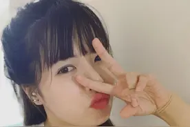 泫雅顶空气刘海晒自拍，对镜比剪刀手嘟嘴可爱卖萌图片