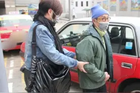 71岁刘松仁中风后遗症严重？拄拐走路直晃，身形暴瘦令人担心图片