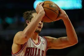 罚球迷惑行为大赏：诺阿罚球投了个“寂寞”，乔丹闭眼罚球最霸气图片