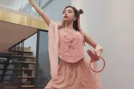 女子为了打扮成“哪吒”，穿上粉红色肚兜,网友: 几分调皮真可爱图片