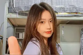 可爱的女大学生在宿舍里的自拍照图片