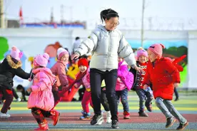 “老师让我吃便便”，家长怒扇幼师5个耳光，真相却是孩子在撒谎图片