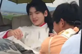 22岁男星坐拖拉机，路途颠簸还要员工站着打伞，自己则靠着像大爷图片