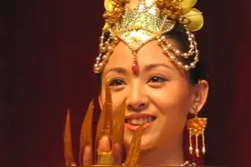 还记得“千手观音”领舞的聋哑女孩吗？富豪苦追8年，现在成这样图片