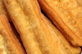 油条不油炸，这么做更好吃，简单几步，外酥里嫩，油少吃着更健康图片