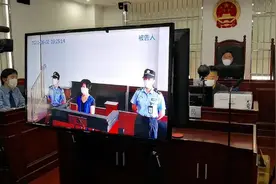 推婴儿车抱走2岁女童还称“抱错了”！其实她儿子已经20岁了图片