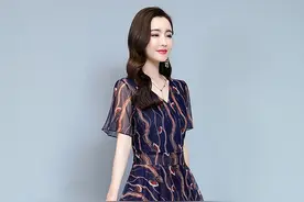 「3层塔」紫兰连衣裙，清爽自在的不对称设计，轻松遮住小肚腩图片