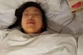 老婆去世3年，老公舍不得洗被子，女儿尿床后，拆下被子，瘫地上图片