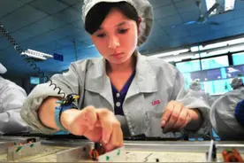 富士康打工妹曝光自己工资单，引发热议，看着这个数字，让人心酸图片