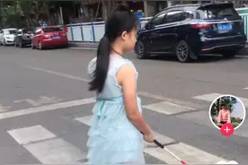 泪目！失明女童独自出行，妈妈悄悄跟了一年图片