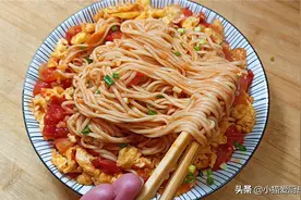 家常西红柿鸡蛋炒面这样做，鲜香味美比肉都好吃，孩子特别喜欢吃图片