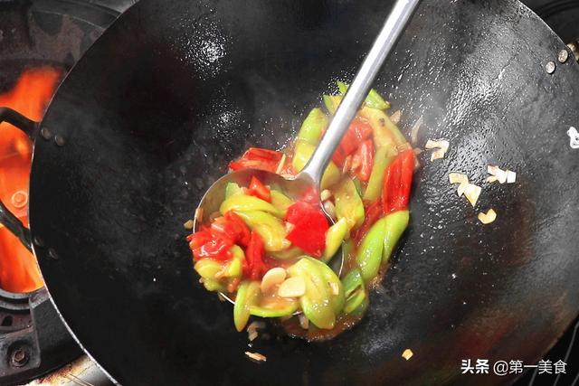 丝瓜作为夏季时令菜、和番茄绝配，维c含量高，简单一炒营养美味