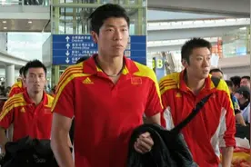 用冠军奖杯庆生！沈琼与爱妻享受新婚甜蜜，可以考虑执教国家队图片
