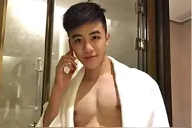 奶狗脸蛋的他，狼狗肌肉身材，男生们都嫉妒，4个动作练同款腹肌图片