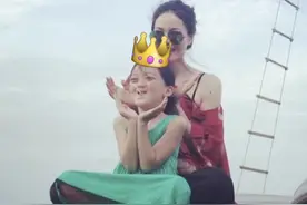 李嫣和妈妈的童年合影曝光，母女摆同款姿势，王菲颜值高母爱爆棚图片
