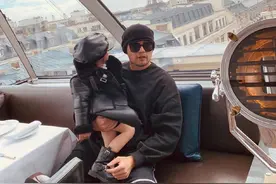 周杰伦与女儿合照，黑色卫衣配运动裤单手抱女儿，果然是前世情人图片