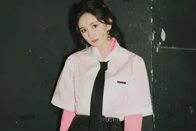 杨幂又成功“扮嫩”，穿JK制服满屏都是大长腿，这少女感我服了图片