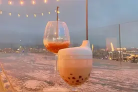 昆凌带儿女制作珍珠奶茶，女儿小周周像爸爸，儿子小小周像妈妈图片