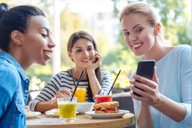 为什么好多人都不愿意参加同学聚会了？图片