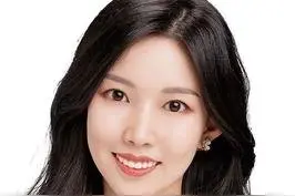 90后美女继承千亿资产，与苏宁公子订婚牵手图片
