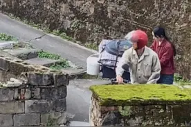 33岁赵丽颖新剧村姑造型曝光，太憔悴瘦成纸片人，产子后显疲惫图片