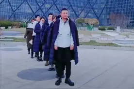 央视工作服曝光？李思思穿着像模特，尼格买提画风突变像去打架图片
