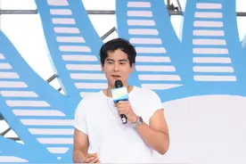 彭于晏的肌肉十分性感，这位型男的穿搭风格却很简约图片