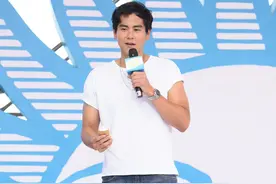 彭于晏的肌肉十分性感，这位型男的穿搭风格却很简约图片