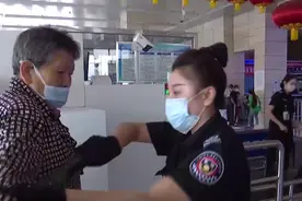 铁路安检员 为旅客安全出行保驾护航图片