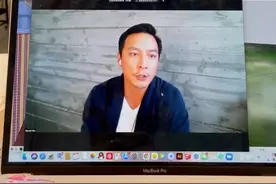 47岁吴彦祖迎接新挑战，受邀为建筑系学生上网课，被封男神老师图片