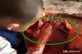 妈妈买菜回家，却被眼前一幕吓懵了，6岁儿子正在“血泊”中玩耍图片