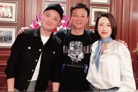 朱军妻子罕见晒全家福，17岁儿子高大帅气，朱军显老谭梅端庄大气图片