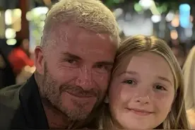 小七不得了！10岁就尝试性感风？穿贝嫂蕾丝挂脖裙胳膊比妈妈还粗图片