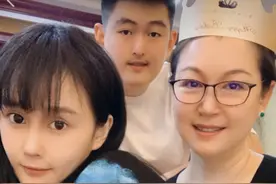 赵本山妻子近照曝光，与儿女同框对镜甜笑，戴全套翡翠珠宝超抢镜图片