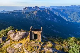 90分钟急速登顶东岳山，探访广东最高山顶神庙图片