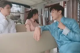 杨幂穿旗袍，邓伦关心她录节目不方便，杨幂的回应，他没话说图片