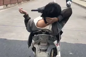 惊险！广西一男子躺着开电动车！这些奇葩驾驶不要学图片