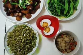 夏日，土豆红烧肉，青椒酸豆角，81爹直喊饭煮少了图片