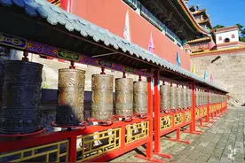 承德外八庙唯一有僧人居住的寺庙，建筑精美，还有举世罕见的木雕图片