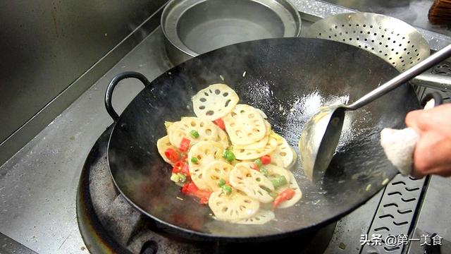 厨师长分享酸辣藕片的做法，藕片酥脆入味不变黑，技巧全在这里