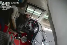 揪心！男子突然用安全锤猛砸大巴司机头部，车辆当时正在行驶…图片