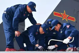 战机放飞前，他们是机坪上最忙碌的一群人图片