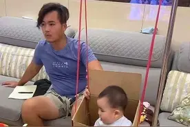 宝爸自制“秋千”哄娃，儿子淡定坐着，妈妈：一个敢坐一个敢摇图片