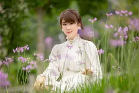 52岁孟庭苇不服老，穿白色连衣裙还有“少女感”，阿姨辈里少见图片