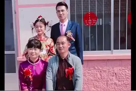 儿子结婚要拍全家福，狗狗偷偷走过去坐下来，狗：有我才完整嘛图片