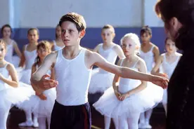 芭蕾舞课上唯一的小男孩图片