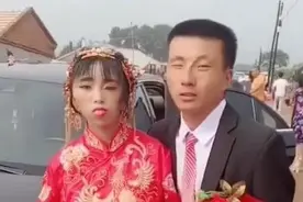 “鞋拔子新娘”走红，新郎一脸不情愿，网友：你被绑架了就眨眨眼图片