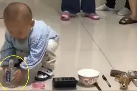 全家围观宝宝抓周，结果出来后，一家人都对宝爸说：全怪你图片